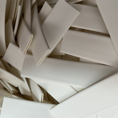 Bon prix tuyauterie blanche de rétrécissement de la chaleur de mur de 12.7mm double, tuyauterie rayée adhésive blanche de polyoléfine en ligne
